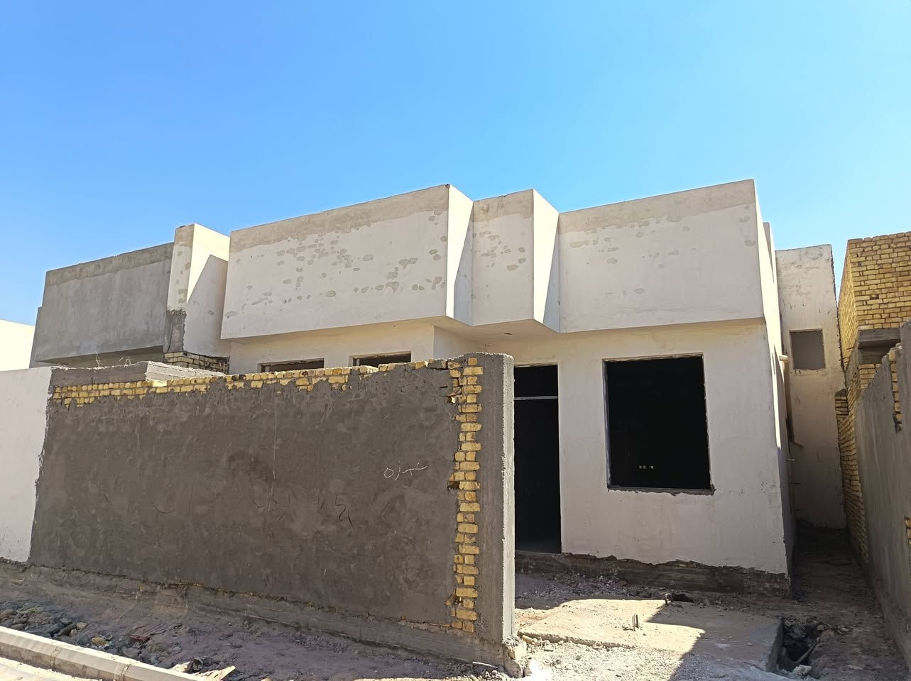 سلام عليكم
#بيت للبيع.
الموقع /مجمع الرياض السكني /حي النفط /قرب مجمع الدوحة السكني.
مساحة البيت 200 متر / البناء 160 متر.
غرف عدد٢
صاله
استقبال
مطبخ
صحيات داخلية وخارجية
باقي فقط سيراميك وارضية ويكمل. 
البيت مشتري ع مبادرة المصرف العقاري بالاقساط.
مطلوب مقدمة 35 مليون بالاضافه إلى الأقساط المدفوعه
للاستفسار أكثر الاتصال على الرقم
***********
