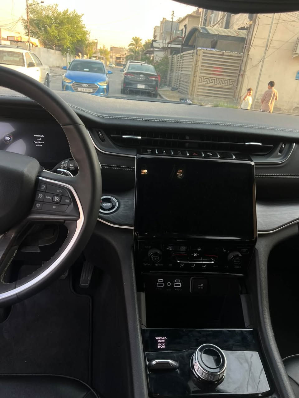 جيب ليمتد jeep limited
موديل ٢٠٢٤
فول ١/١ 
عدة فتحة سقف
ماشيه 5الف  زيرو 
المواصفات :
* رادار امامي مع مانع تصادم . 
* تحذير الخروج عن المسار . 
* تحذير النقطة عمياء  .
* نظام تحذير عند التقاطعات. 
* شاحن موبايل وايرلس.
* 
* كاميرا خلفية. 
*شاشة كبيرة 10.1 أنج
* المصابيح الأمامية زنون .

* دخول ذكي. 
* تشغيل عن بعد .
* الصندوق الخلفيي كهربائي .
كراسي كهرباء
 
* المقاعد الأمامية تدفئة .
* حساسات خلفية . 
*
* تبريد خلفي . 
* تدفئة مقود القيادة . 
* مانع تصادم خلفي .
تخم تاير جديد
صدر جديد
كير مكينة كفالة
حادث سيارة جاملغ وبنيد  (قطعتين صبغ ) باقي كفالة وعلى فحص
بداية الشاصي  جهة السايق فقط 

رقم بغداد جديد  وبسمي
مكان السيارة  بغداد /السيدية

***********
