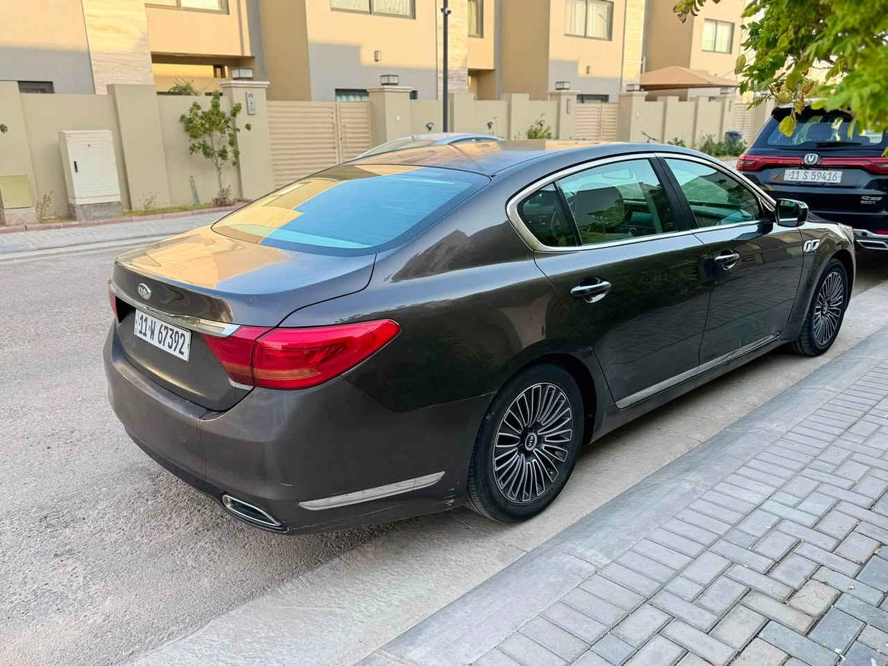 �🔥 للبيع كيا كوريس 2014 – فخامة ورقي
KIA QUORIS 2014
🔹 الموديل: Kia Quoris
🔹 السنة: 2014
🔹 المحرك: V6
🔹 القير: أوتوماتيك 8 سرعات
🔹 الدفع: خلفي
🔹 اللون الخارجي: بني غامق / موكا
🔹 الداخلية: بيج مع ديكورات خشب فاخرة
🔹 جنوط أصلية متعددة الأذرع

✨ التجهيزات والمواصفات:
• جلد داخلي فاخر
• مقاعد كهربائية
• ذاكرة مقعد السائق
• تدفئة وتبريد للمقاعد حسب التجهيز
• تحكم كهربائي بالمقاعد
• تحكم بالمقود
• أزرار تحكم بالصوت والاتصالات بالمقود
• تشغيل بصمة / دخول ذكي
• شاشة وسطية
• نظام صوت وMedia
• Bluetooth / USB / AUX
• تكييف أوتوماتيك Dual Zone
• فتحات تكييف خلفية للركاب
• ساعة وسطية فاخرة
• ديكورات خشب أصلية بالتابلو
• ستائر خلفية
• مرايا كهربائية
• طي كهربائي للمرايا
• حساسات ركن
• كاميرات حسب التجهيز
• مثبت سرعة
• أنظمة ABS وESP وأنظمة أمان متعددة
• Airbags متعددة
• إضاءة أمامية متطورة
• كشافات ضباب
• كروم كامل حول النوافذ والهيكل
• عادم مزدوج بتصميم رياضي
• جنوط فخمة أصلية

📸 السيارة مصورة من جميع الجهات ومن الداخل، والصور توضح التفاصيل والحالة.

📍 الموقع: بغداد
📌 الممشى:98 الف كيلو
💰 السعر:145$
📞 للتواصل:***********

الفحص بأي مكان يختاره المشتري للجادين فقط.

🔥 للمهتم بالفخامة والراحة، الكوريس خيار مميز جداً
