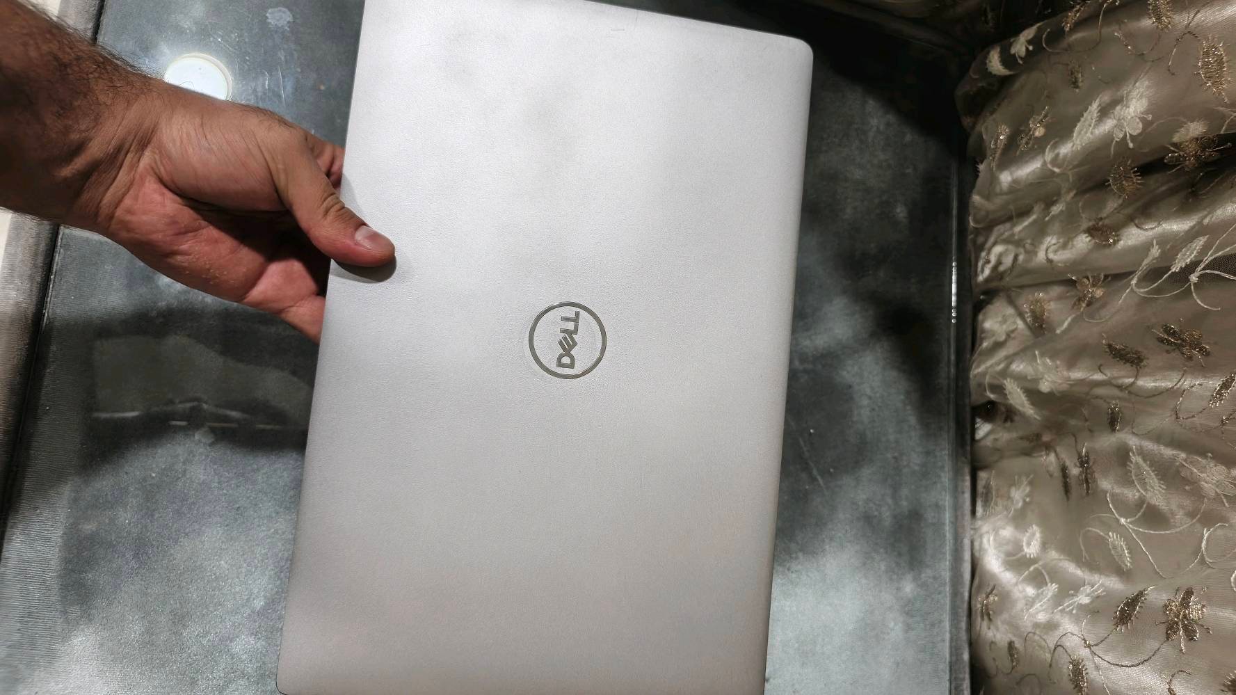 لابتوب dell للبيع 
المعالج cori 5 جيل ١١
رام ٨
وندوز ١١ ٦٤ بت مفعل رسمي 
ذاكرة ٢٥٦
الكرت مدمج وية المعالج
لابتوب نضيف بي شخوط بسيطة من الاستعمال بطاريتة ممتازة 
السعر ٣٥٠ وبي مجال
مكاني الشعب