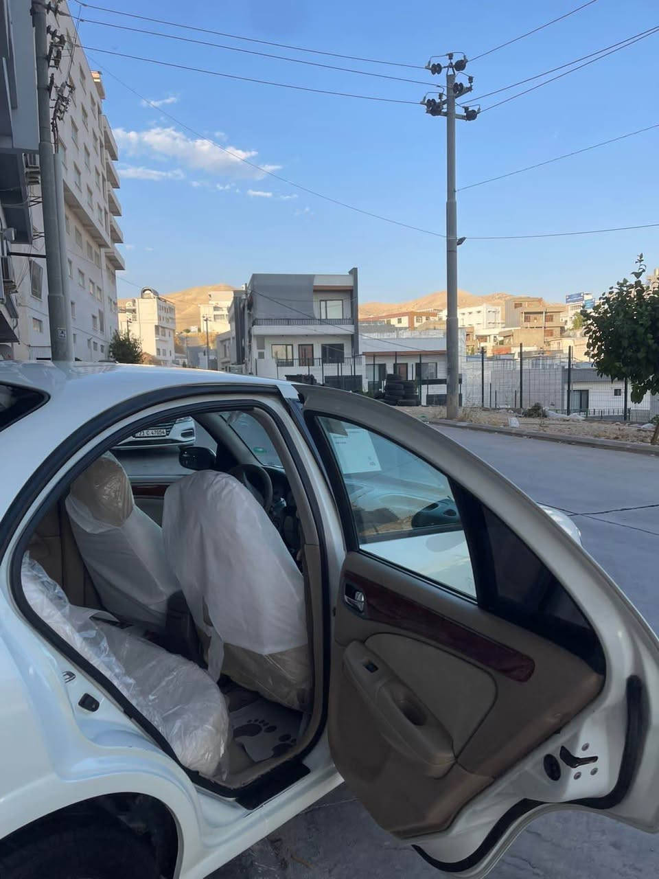 سلام علیلکم
سەنی ٢٠١٢
سپی سەدەف
ناو فۆرمیکا 
چوارجام کارەبا
چوار ویل و تایەی لۆکی لە ژێرایە
سەنەوی تا ٢٠٣١ تازەیە
سەیارەکە بێ مەسرەفە ماڵی دۆستە
٢٣٠هەزار رۆشتوە 
مەکینە سپیە گێرو مەکینەو کلاجو عەینەی بەشەرت
تەبرید سەلاجە 
***********
شوێن سلێمانی السليمانية, العراق
