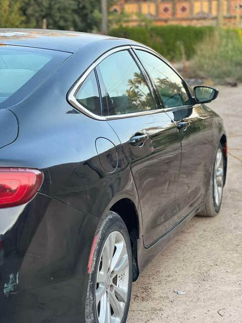 بيه ٤ قطع صبغ يعني حزام 
كهربائيات كامله 
كير جديد 
مكينه بس اول تشغل الصبح ومن اوگف والسياره مشتغله 
بيه تبخير 
حالوب ب القماره والسونار موجود 
تبريد تلج ❄️
شاشة بلاديه 
كاميرا خلفية
كشن كهرباء 
عليه غرامه 200 الف 
وأبو السنويه يطلب ورقتين ينزلون من السعر 
سنوية لل2028  رقمها بغداد
كل التفاصيل مذكوره 
*********** كربلاء, العراق

نص مكتوب في الصور:
- الجزء العلوي
- يوجد خدوش ورصعات في المكان المحدد