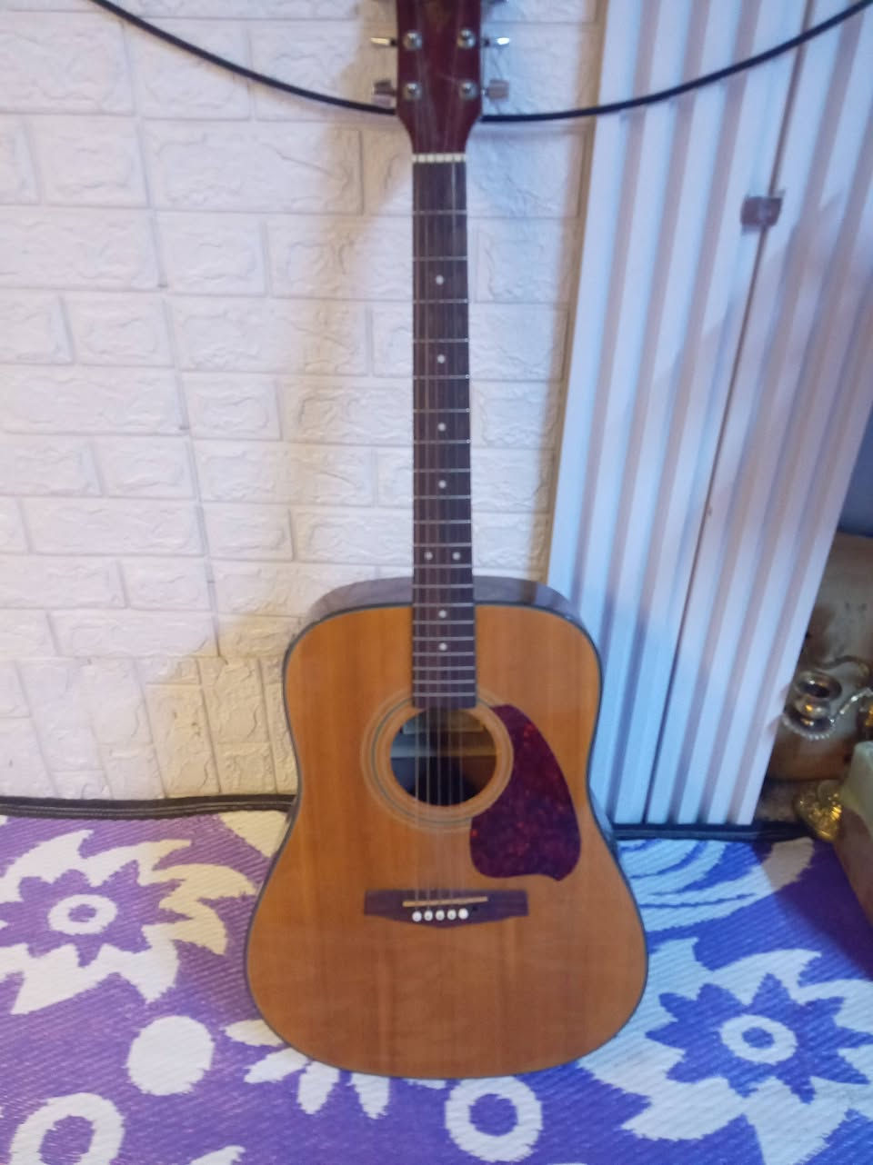 Ibanez 2005

واحد من أفضل ماركات الاكوستك عمره 21 سنة جدا ممتاز خشب مالته و مرتب

بيه ايكولايزر بس يرادله كيبلات ترتبه

سعره 150 الف للعلم اخوان ترة هذا كلش غالي سعره ب مواقع بين 200$ إلى 350$

***********
