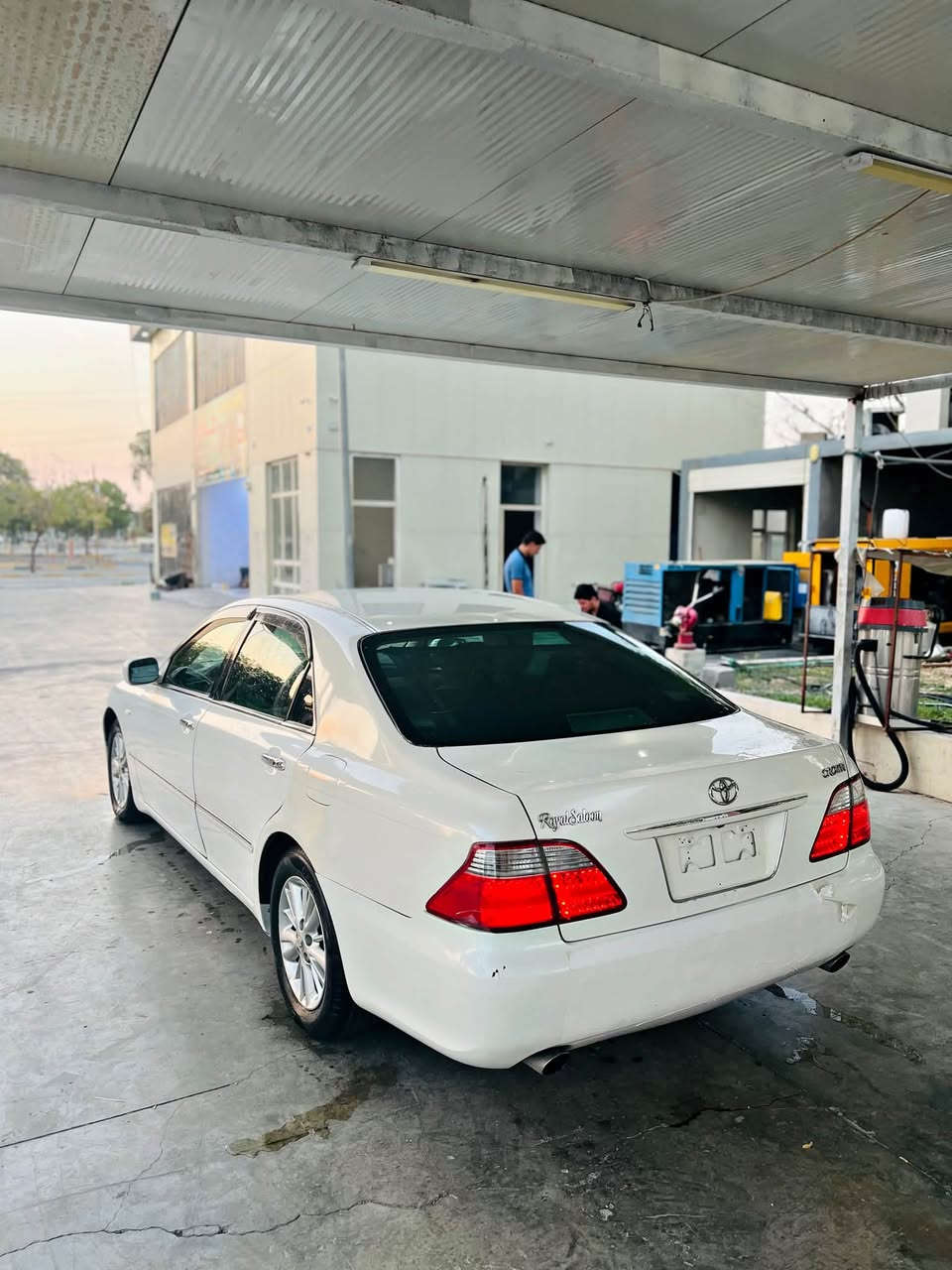 بەناوی خوای گەورە ..
بۆ فرۆشتن شاھینە 2007.
بڕاوە بڕاوە
تازە داخل.. بــێ كۆدە 
ساج مەلەكی .
گێڕ گەورەی مەكینە بچوك 180.
3 دوگمە
پەردە
شاشە و كامێرا
سەیارەیەكی جوان و ڕێك و پێكە
كامل مەسروف كراوە
پاتری تازە دیسكی تازە
جامی ھەڵگیراوە
سارد و گەرمی بەسراوە
چركەی تیانیە
تەقە و ڕەقەی بەشەرت
سەقف و حیزام و شاسی كۆسرە بەشەرت..
كەڤەر و دەعم و لێدراویشی بەشەرتە ..
چاڵ و شوختی نیە سەیارەكە شوشەییە
گێڕ و مەكینەی بەشەرت دوكەڵی نیە ..
نرخی 51 گەڵاو مەجالێكی زۆر كەمە ..
لە كەلارم ڕەحمەتت لیبێت موشتەری نیت سەری كەسمان مەیەشێنە گۆڕینەوە ناكەم تەنھا فرۆشتنە ..
***********
