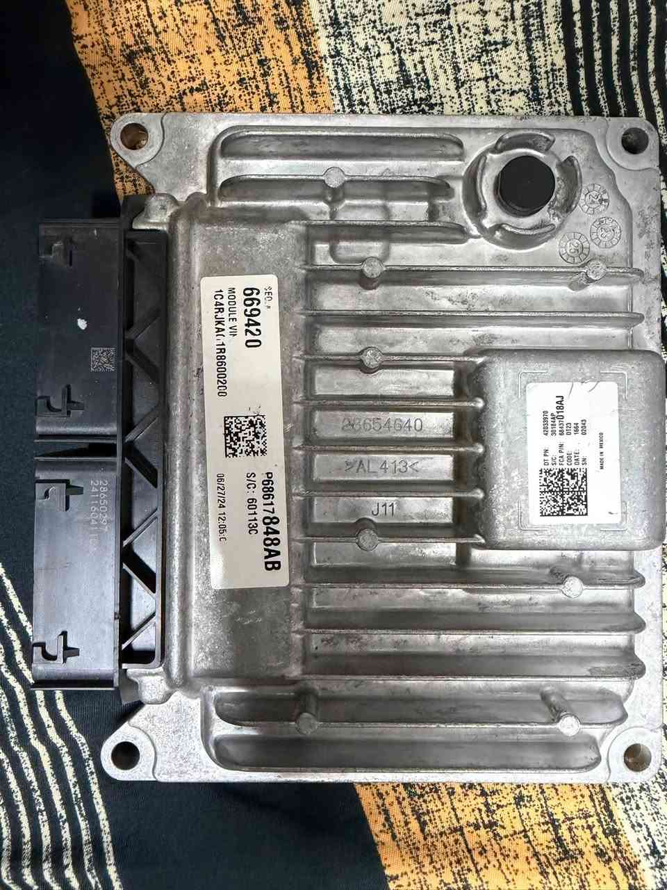 � للبيع كمبيوتر محرك (ECU) أصلي Mopar 🚨

للبيع كمبيوتر محرك أصلي Jeep Grand Cherokee L موديل 2025.

✅ أصلي وكالة (OEM).
✅ مفكوك من سيارة حادث فقط.
✅ الكمبيوتر سليم 100%، لا مصلح ولا مفتوح ولا ملعوب بيه.
✅ جاهز للبرمجة والتركيب.
✅ رقم القطعة: 68437018AJ
✅ صناعة: Mexico.

القطعة مناسبة لأصحاب الورش ومحلات قطع الغيار أو أي شخص يحتاج كمبيوتر أصلي بدل التجاري.

💰 السعر: 1,500,000 دينار قابل للتفاوض للجادين فقط.

📍 الموقع: بغداد
📞 للتواصل: (***********)

رجاءً السومات غير الجدية تمتنع، والبيع للجادين فقط
