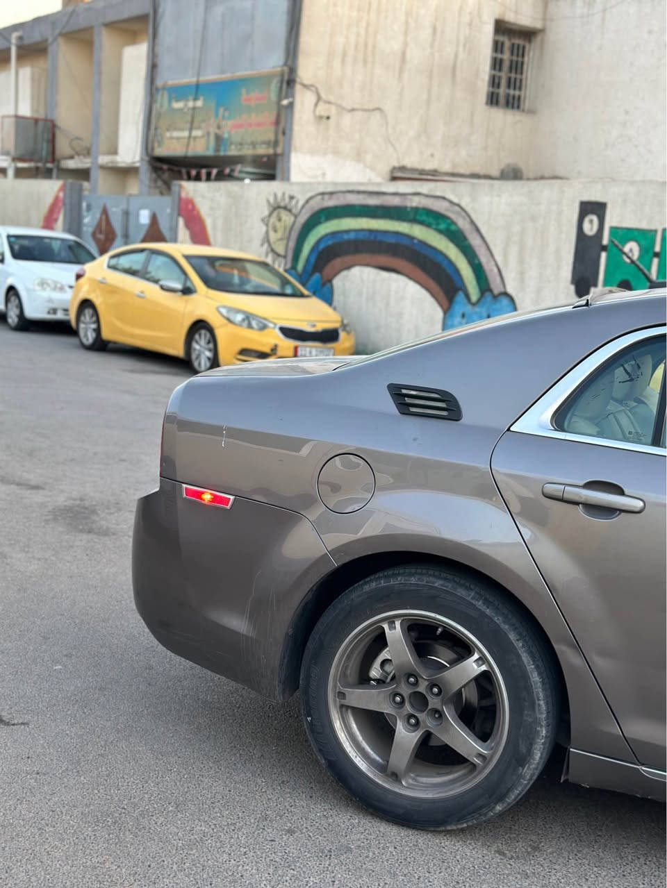 السلام عليكم السياره بدون صبغ فقط باب السائق بي بارد السياره حلوه نصبتهه مكينه جديده مواصفاتهه شاشه وسلايد روف وتحكم ستيرن وكشنات تدفئه وزنون عالي ناصي نقوصات السياره كمبريسر لاطش فقط فقط لان منظومه التبريد كلهه جدد بس كمبريسر والتايرات الاماميه يرادلهه تبديل سعرهه ٦٥ ورقه وبيهه مجال وترهم مراوس حسب القناعه *********** بغداد, العراق
