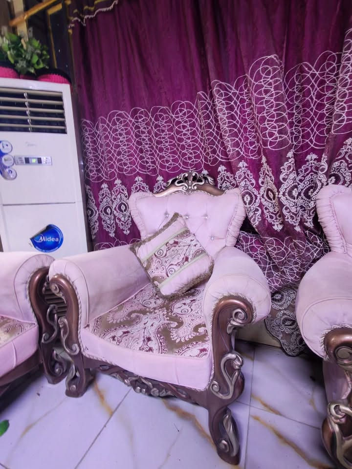 تخم  ١٠ مقاعد نظيف جدا سعره ٧٠٠ مكانه بغداد دولعي الخطيب موبايل ***********
