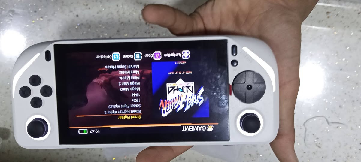 شوفلي هذا جهاز محمول 
e6
بيه كلش هواي محاكيات 
مثل ps1
psp 
atari 
sega وبعد كلش هواي
جهاز بي اضائه كلش جميله وناسكه 
قطعه مرتبه وحلوه ولوك ستيكر 
سعره 65 
متوفر توصيل لجميع المحافظات ***********
