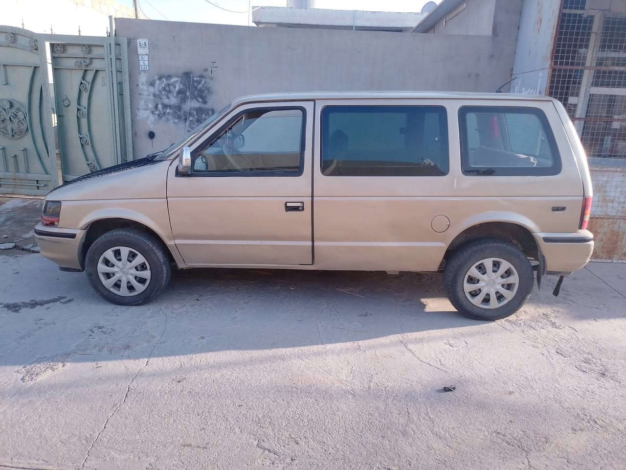 السلام عليكم شباب دوج كليزر موديل 91
سنويه29 بطقه بانزين بي هزه منتهيه من 24

كير محرك كامري ملحضه بس كير مو تمام محرك

شرط لا صرف ولا بخار 

ضرر سياره 

بونيت واكع علي شي 

جامرلغ طرف سايق مضروب

باب سايق انبدل بلادي

سياره بيه ملحضات مكانات غياس تعمير 

سعر سياره 26 وبيه مجال

مكاني كركوك رقم تلفون ***********
