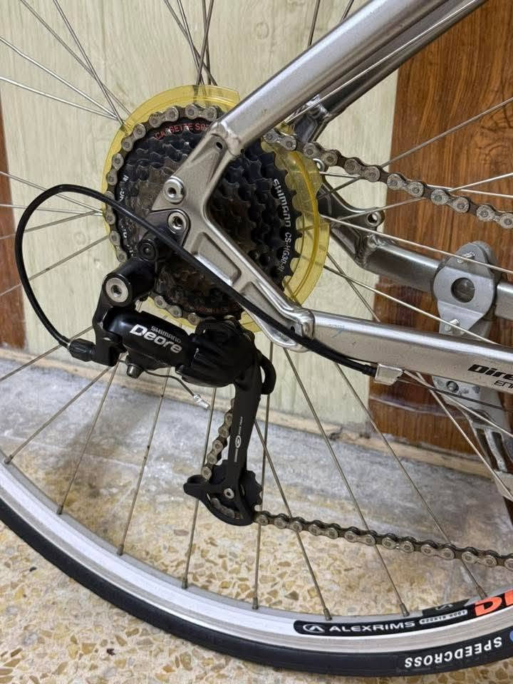 بايسكل Specialized الأمريكي 🇺🇲 للبيع 
المواصفات:
الحجم 28 قياس الفريم 49 cm 

الفريم المنيوم 

سستم شيمانو

المكينه الخلفيه Shimano Deore 

8سرع خلفيه 3 امامية

الشفترات Alivo

بريكات فحمات(سهلة وسريعه الصيانه)

تايرات ALEXRIMS بلادي 

دبل امامي تحكم قفل فتح 

الملحقات( هورن+لايت+فيدرالية خلفيه)

للتواصل واتس اب *********** السعر 260 وغير قابل للتفاوض
