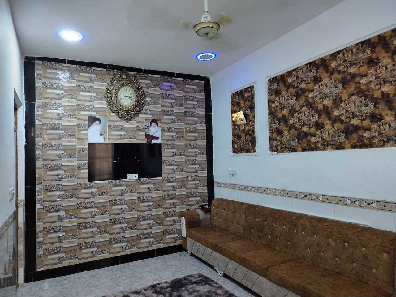 السلام عليكم ورحمة الله وبركاته
من رخصة مدير إدارة الگروب المحترم 

بيت للبيع طابو صرف المساحة ١٠٠ م طابقين يحتوي على ٣ غرف نوم وصالة عدد ٢ ومطبخ وأستقبال وصحيات عدد ٣ وبيتونة مساحتها ٨×٥

البيت جاهز من كل الخدمات

العنوان ميسان منطقة الشيشان الأولى مقابل حسينية الإمام الصادق عليه السلام 

السعر ١١٥ وبيه مجال للطيبين 

للأستفسار خاص أو الأتصال على *********** واتساب.
