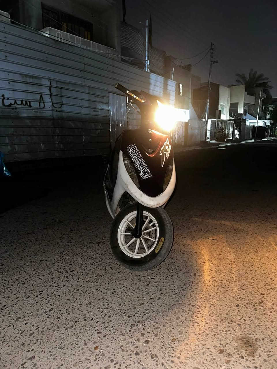 سلام عليكم
ماكس عدلة مزوعة تزويد شلعة و معدل قوية
كلتش امامي رياضي خلفي بلادي
ذيل و بگلايت بلادي
صالنصة FM رياضي
لايت امامي زينون قوي
مكينة بوشة 55 ( المكينة مفتوحة على كد تبديل بوشة )
ويالة و دبل خلفي رياضي و الامامي بلادي 
كلشي شغال بيها مثل المقطع و العداد شغال تانكي بانزين جديد و نظيف و الباقي جديد و نظيف 
مكاني بغداد حي العامل 
السعر 600 و بيها مجال شراي خاص واتساب
رقمي ***********
