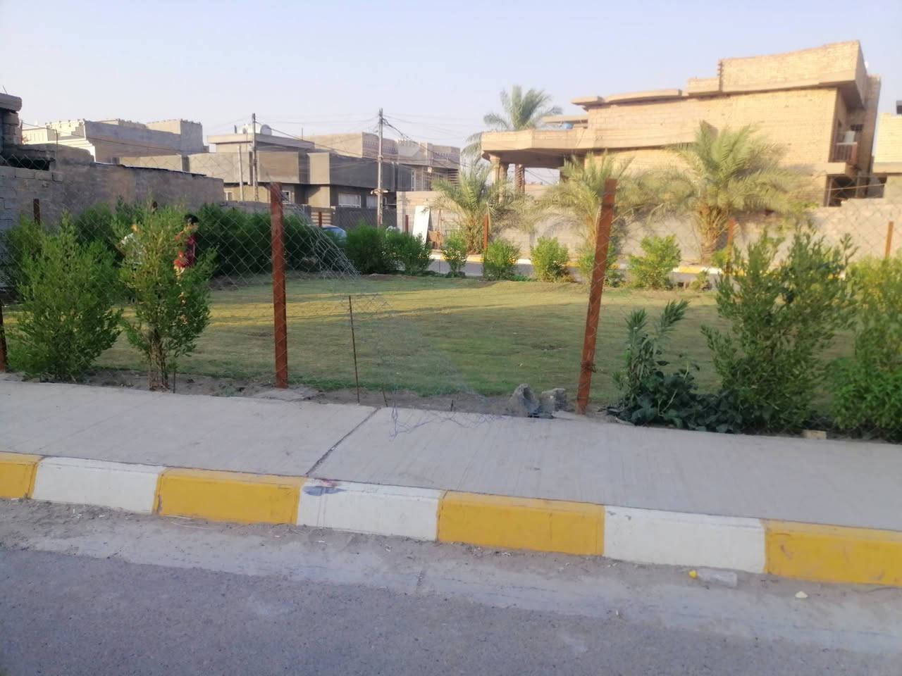 بيت للبيع في الفلوجه حي الخضراء خلف مدرسة الخوارزمي بناء طابوق بيت مساحه ٣٠٠ متر على ساحه يحتوي على اربع غرف نوم وصاله عدد 2 واستقبال ومطبخ و2 حمامات داخليه وخارجيه شارع 10 تبليط السعر ١٧٠ مليون وبي مجال بسيط للاستفسار مراجعة مكتب القمه للعقار او الاتصال على الأرقام التاليه *********** ***********
