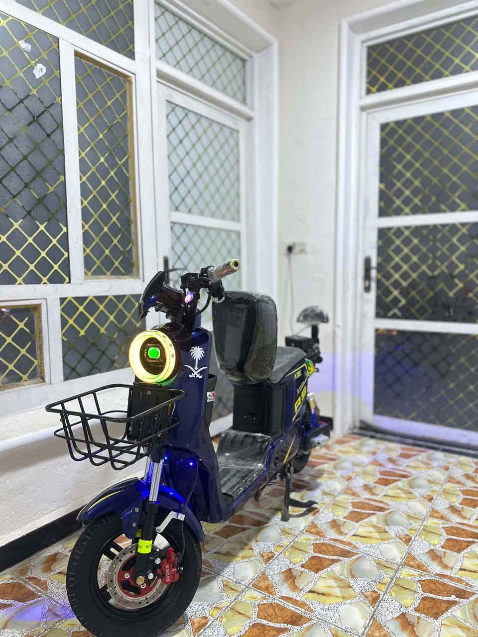 سلام عليكم للبيع شحن جديده بعدهي ماماشي قليل الدرجه نضيفه الله شاهد وعله أيدي من الشركه ومحافض عليهه وقليل اطلع بيهه موديل 2026بصمه دبل اشاره تشغيل عن بعد وتفتحهه وتقفل وجاهز انذار بيهه بطاريات عل فحص خمسه شاشه جنتل بلوتوث السعر 400وبيهه مجال للشراي مكاني بابل محاويل رقم تلفون ***********
