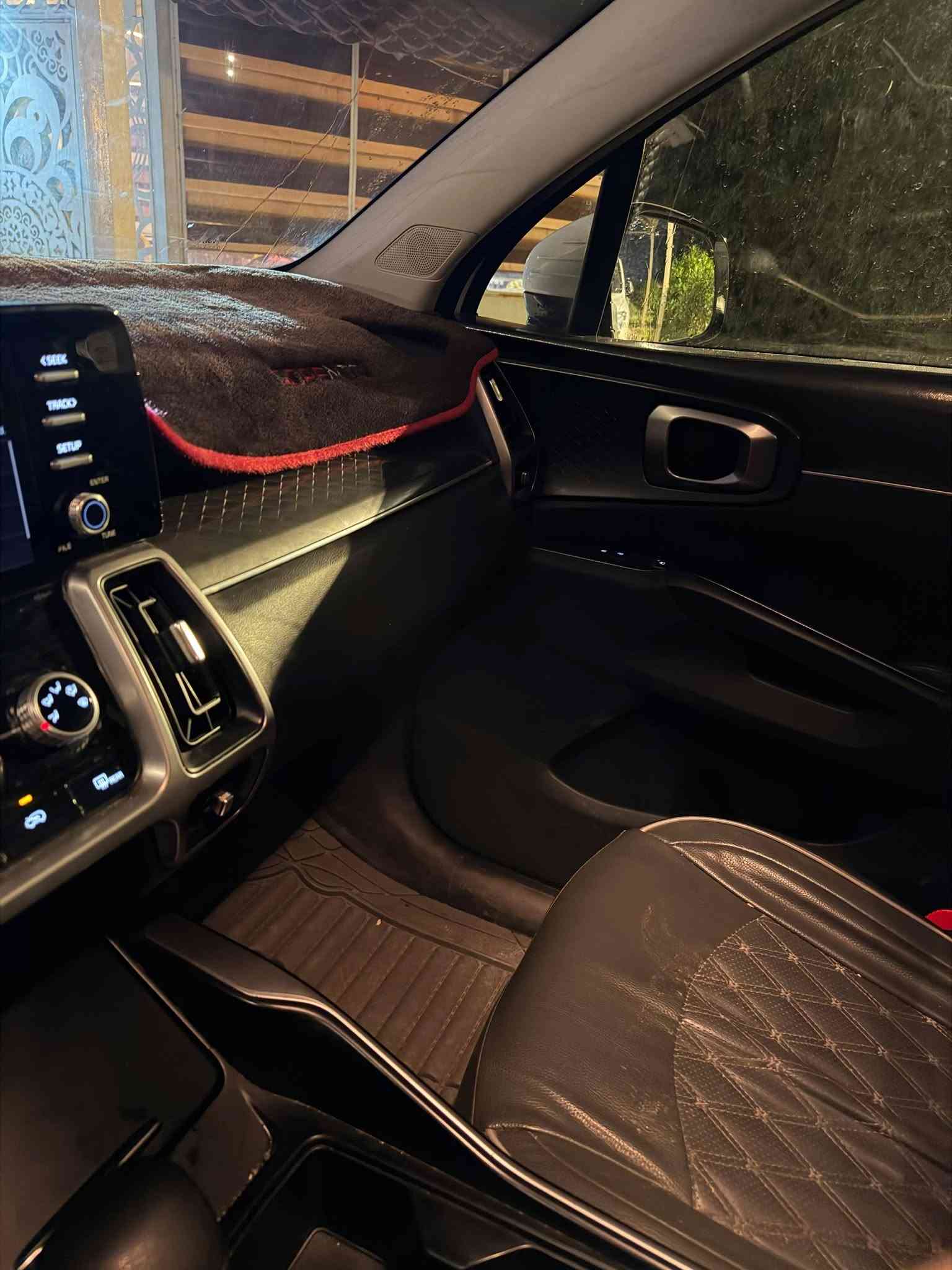 🚗 للبيع: كيا سورينتو 2023 (الشعار الجديد) - بحالة ممتازة جداً 🚗
​تفاصيل السيارة:
🔹 الموديل: كيا سورينتو 2023
🔹 اللون: أبيض لؤلؤي (GWP)
🔹 المسافة المقطوعة: 38,875 ميل فقط
🔹 المواصفات: وارد أمريكي (صنع مصنع جورجيا)
🔹 الرقم: أربيل (11 Z)  
​المواصفات والتقنيات:
• كوشن جلد أسود مميز مع فتحات تكييف خلفية
• شاشة لمس مركزية متطورة تدعم أبل كاربلاي وأندرويد أوتو
• تحكم كامل من الاستيرن
• إضاءة LED أمامية وخلفية
• ضربتها أمريكية بسيطة جداً (جاملغ ودعامية أيسر فقط) مصلحة درجة أولى
• السيارة جاهزة للبيع ومكفولة من الناحية الميكانيكية والشاصي  
​📌 السعر: [215 ورقة ]
📌 المكان: [بغداد ]
📞 للتواصل: [*********** ]
