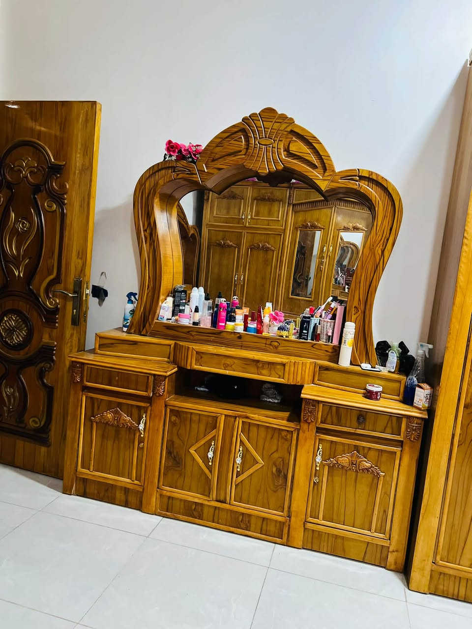 للبيع غرفه خشب صاج شغل درجه اوله استعمال قليل سبب البيع محتاج فلوس للستفسار اكثر ***********
