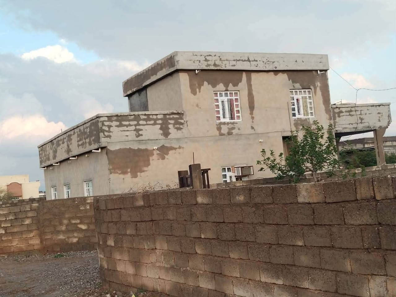 السلام عليكم 
بيت للبيع مساحة الأرض 1250m 
البيت متكون من ربـعة و إستقبال وثلاث غرف نوم ومطبغ وصحيات داخلية وخارجية وسياج وباب حوش ومخازن وتبليط لـ باب الحوش ماء + كهرباء 
البيت ما يعوزو شيء البيت كلو سيراميك أرضي +حزام متر وعشرين + الأرضية الخارجية صبة جديدة 
الـربعة 7×3.60
إستقبال 5×3.80
غرفتين  أرضي +غرفة نوم فوق 5×3.60
المطبخ 4.40×3.30
هول كبير 7.50×2.70
العنوان:- صلاح الدين /الشرقاط-الساحل الأيسر-هيچل فوقاني (أجميلة عنگ الهوى) 
السعر المطلوب 62 مليون وقابل للتفاوض 
للأستفسار والتواصل عبر رقم الهاتف 
***********
***********
 #عقار #الشرقاط #بيت
