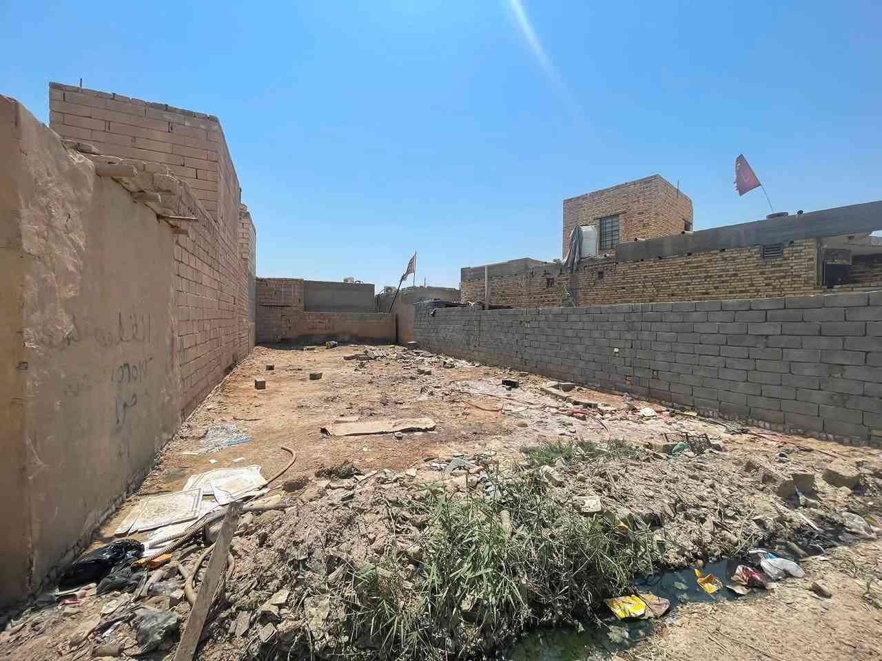 قطعة ارض للبيع مساحه 180متر دار زراعي
مدفونه ومحوله وجاهزه لبناء متوفر كاف الخدمات ماء وكهرباء 

ع شارع ريسي مكان القطعه حي الزهراء سبعه نيسان قرب مضيف الكصب محمد الخضير العباس سعر مناسب تصل وبخدمتك ***********
