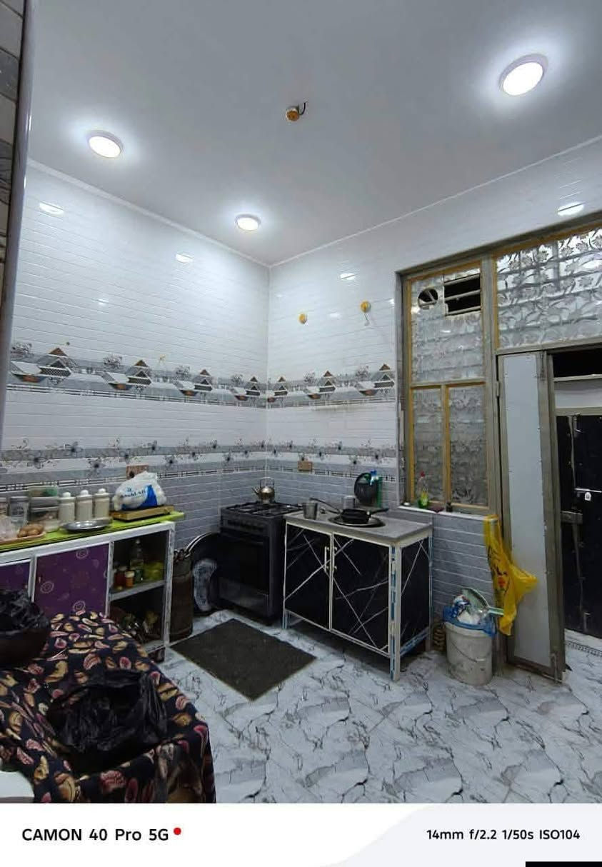 بيت طابقين للبيع مساحه 120 متر زراعي
طابوك صب كونكريت بناء حديث قريب عل شارع العام 
الطابق الأول يتكون من غرفتين و صالـه ومطبخ
ول طابق الثاني يحتوي علا 4 غرف
المجموع 6 غرف السعر 85 
مكانه الزديناويه قرب صيدليه التفاحه الخضراء

نص مكتوب في الصور:
- CAMON 40 Pro 5G
- 14mm f/2.2 1/50s ISO212
- CAMON 40 Pro 5G 14mm f/2.2 1/50s ISO104
- CAMON 40 Pro 5G 14mm f/2.2 1/50s ISO74
- CAMON 40 Pro 5G 14mm f/2.2 1/50s ISO212
- 14mm f/2.2 1/50s ISO523
- CAMON 40 Pro 5G 14mm f/2.2 1/50s ISO318