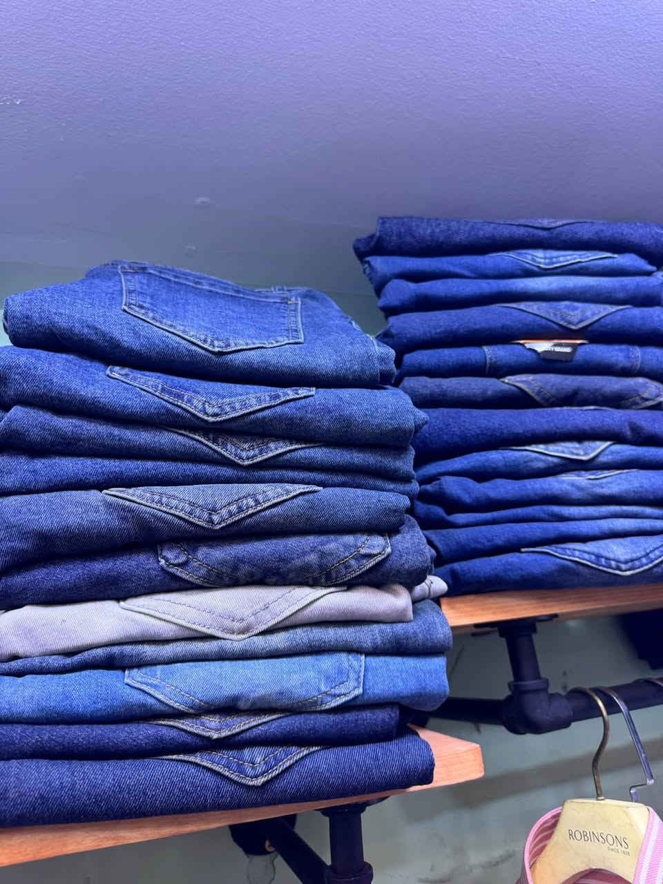 بنطرون كابوي + قماش رجالي قطع اخيره 110 + بوري + هاف مشكل تقريبا 300 قطعه مكاني ديوانيه تواصل وتساب ***********
