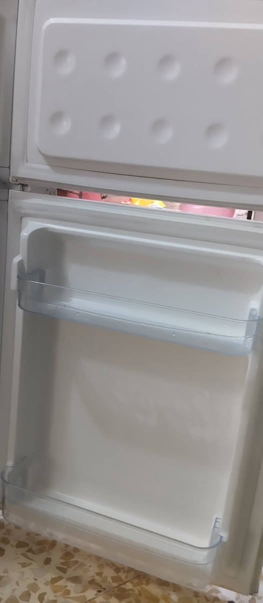 ثلاجه للبيع استعمال قليل سبب البيع جبت وحده جبيره تفيد للغرف السعر 125 وبيها مجال رقم الهاتف
***********  مامتواجد واتس
