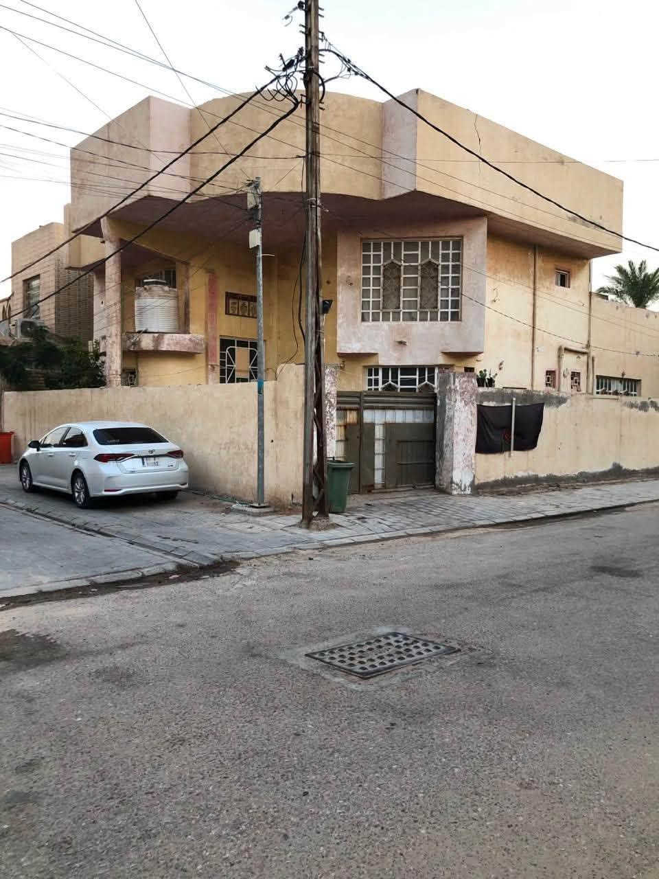 السلام عليكم دار البيع في الكوفة حي كندا الثانيه قرب مطعم خوفه مساحة ٣٠٠ متر ركن البيت طابقين الطابق الاول يحتوي على غرفتين نوم وصاله ومطبخ وصحيات استقبال وحصيات ايضا وكراج كبير اما طابق الثانيه يحتوي على غرفتين نوم وصحيات ايضا وسطح جميع مساحات الغرف النوم كبيره  رقم التواصل واستفسار ***********
