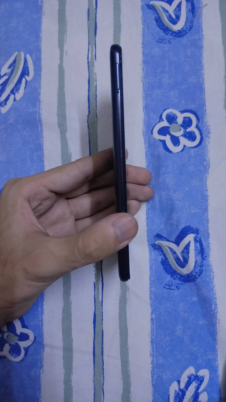 ريدمي نوت 10 عادي (Redmi Note 10) - بحالة ممتازة للبيع
🔹 المواصفات الأساسية:
الذاكرة والتخزين: 128 جيجا / رام 4 جيجا.
الشاشة: Super AMOLED دقة FHD+ (ألوان قوية ونظيفة 100% بدون أي شخط).
الكاميرا: خلفية رباعية الأساسية 48 ميجابكسل.
البطارية: 5000 ملي أمبير (تدعم الشحن السريع 33 واط).
المعالج: Snapdragon 678 (ممتاز للتصفح والألعاب الخفيفة والمتوسطة).

الشاشة: الأصلية مال الشركة نظيفة 100% بدون أي شخط أو كسر (تم إزالة لاصق الحماية للمعاينة والفحص بوضوح).
الملحقات: الباكيت + ورقة الضمان (عدم وجود شاحنة) 
الحالة الفنية: الجهاز شغال 100% وما بيه أي مشكلة فنية (تم تصليح مدخل الشحن فقط ورجع يشحن طبيعي جداً) + أزرار الصوت والتشغيل شوية نازلة ليجوة .
النظافة والخارج: النظافة ممتازة، كفر الظهر بيه شخوط ناعمة بسيطة من الاستخدام. دگمة الصوت الخارجية بيها كسر بسيط ومكشوفة بس شغالة 100% بدون أي خلل.

السعر: 100,000 الف دينار وقابل للتفاوض البسيط .
📍 المكان: [بغداد-الغدير شارع التوت]
📞 للتواصل: [***********]
