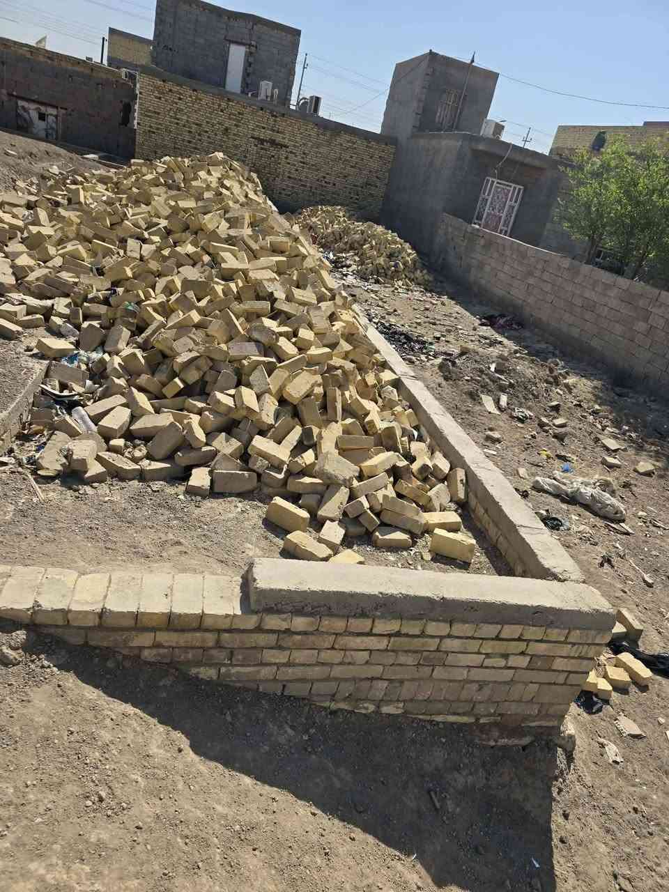 السلام عليكم بتلو للبيع رباط كونكريت مدفون وجاهز متوفر 5دبلات طابوق مساحه 600م بظهر شارع 30 تبعد عن شارع المشايه 100م 
رقم المبايل ***********

