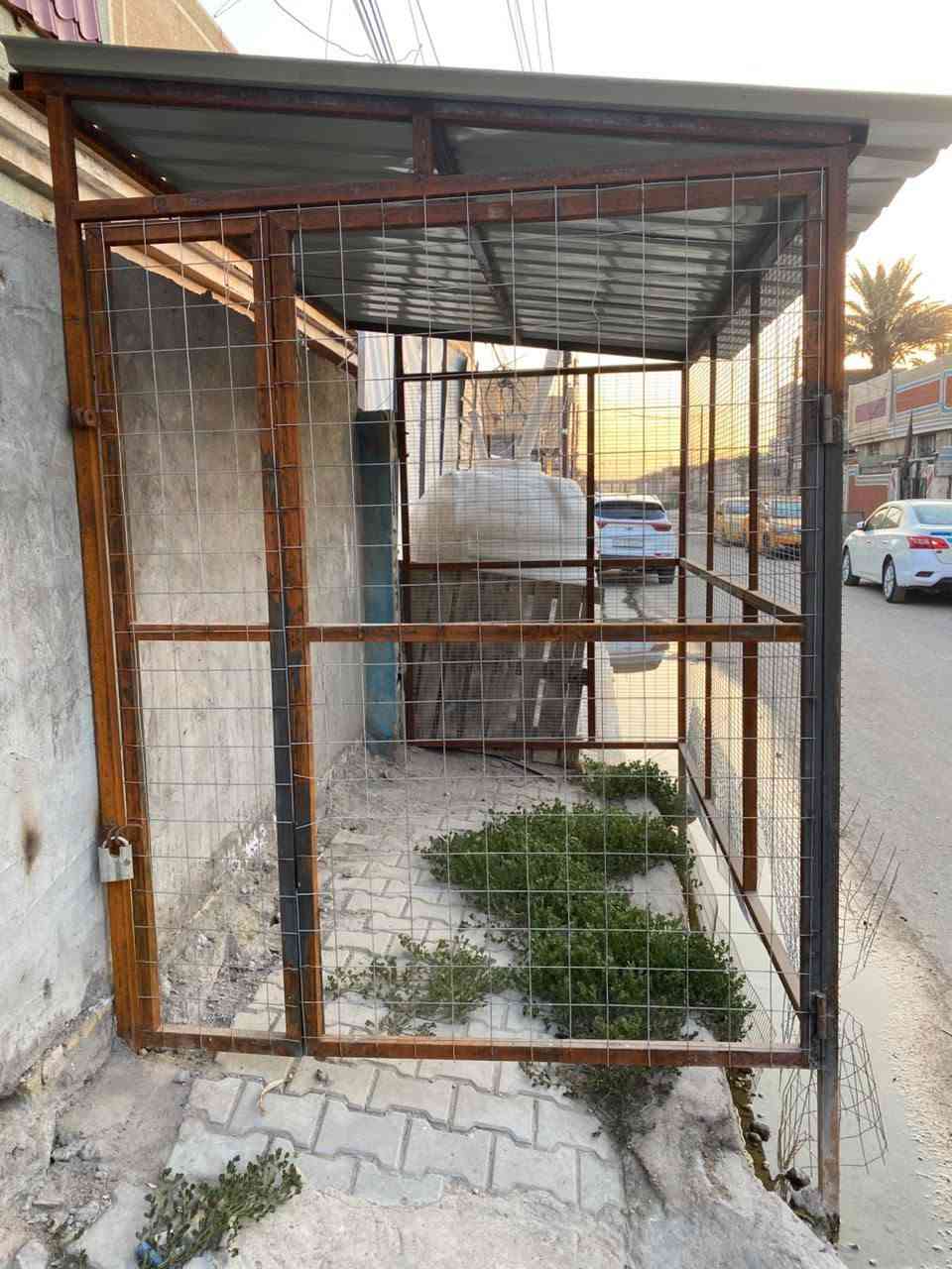 للبيع كراج تكتك اومخزن عرض متر ونص في 3متر 300سعر خاص وتساب اتصال *********** بغداد الحسينيه مال راشديه
