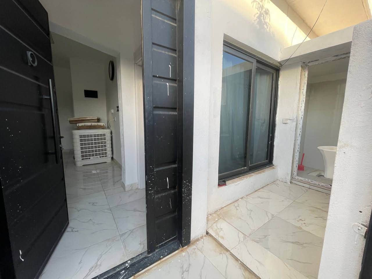 🏠 بيتين للبيع في شوراو 1

🔹 البيت الأول: مساحة 125 م²، ركن مربع.
🔹 البيت الثاني: مجاور للبيت الركن، بصف الركن.

💧 بئر ارتوازي — ماء متوفر 24 ساعة
⚡💧 كامل الخدمات: ماء، كهرباء وتبليط
🏡 البيتان طابق واحد.

📍 موقع مميز في شوراو 1، قرب جامع طريق الجنة، وقريب من المستوصف والمدرسة.

📞 لمعرفة السعر والتفاصيل ***********

🏠 دوو خانوو بۆ فرۆشتن لە شۆراو ١

🔹 خانووی یەکەم: ڕووبەر ١٢٥ مەتر، لە گۆشەی چوارگۆشە.
🔹 خانووی دووەم: دراوسێی خانووی گۆشەکەیە و لە تەنیشتی گۆشەکەیە.

💧 بیرێکی ئارتوازی — ئاوی ٢٤ کاتژمێر بەردەستە.
⚡💧 هەموو خزمەتگوزارییەکان بەردەستن: ئاو، کارەبا و ڕێگای پێکراو.
🏡 هەردوو خانووەکە یەک نهۆمن.

📍 شوێن: شۆراو ١، نزیک مزگەوتی ڕێگای بەهەشت، نزیک پەرستارگە و قوتابخانە.

📞 بۆ زانیاری زیاتر ***********
