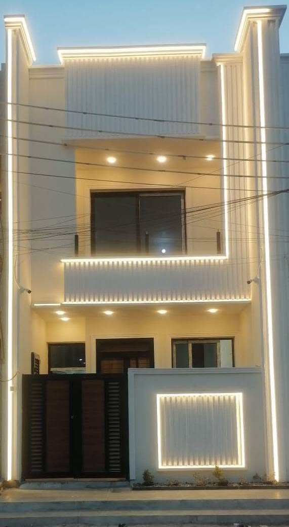 دار ١٠٠ متر تونات عدد ٢ للبيع للبيع الغزالية شارع مدير الامن مربع شجاع بناء جديد كل بيت يحتوي على مدخلين وصالة ومطبخ و ٣ غرف نوم و ٢ صحيات ابواب قاصة وشبابيك المنيوم انارة حديثة بروفايل ونظام سبالت وكامرات دفن للأستفسار ((***********)) او زيارتنا مكتب المختار للعقار شارع المشجر مجاور ملعب الغزالية
