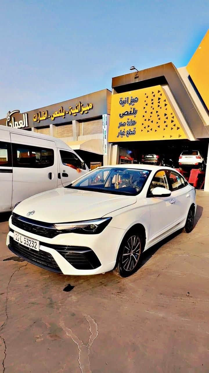 السلام عليكم سيارة MG 5 PLAS 2025 الشكل الحديث المضلع مكفولة كفالة عامة بأسمي  السيارة ماشية 31 الف بعدها داخل الضمان ضمانها 6 سنوات مكينة وكير وتبريد فول مواصفات من عدا الفتحة بصمات عدد 2 الاستفسار على رقمي *********** المكان بغداد الحرية
