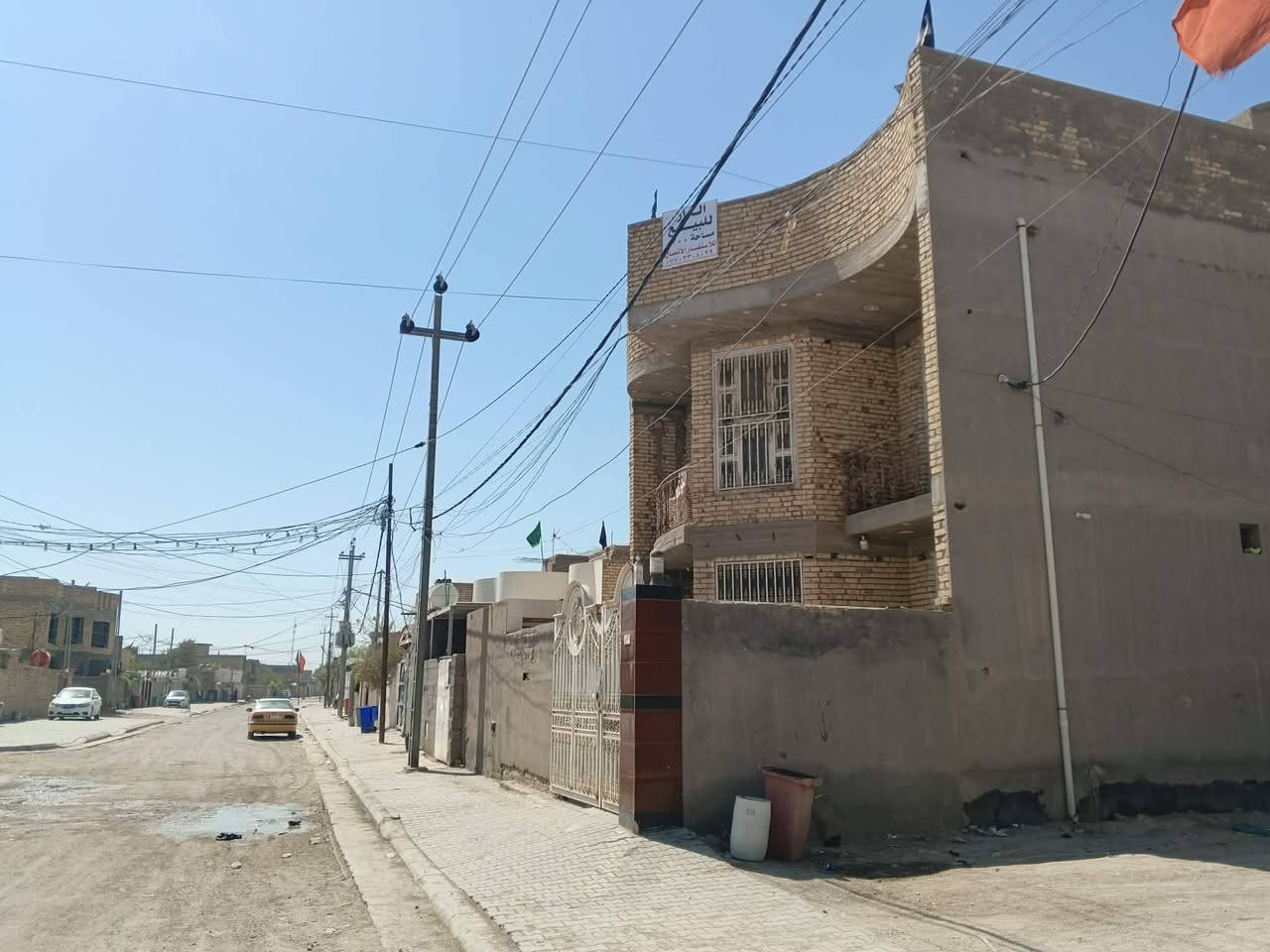 دار للبيع مساحة 200 متر طابقين بناء درجه اولى ركن على الشارع الرئيسي في حي الحكيم الوائلية قريب على الشارع العام يحتوي الطابق الاول على استقبال كبير ومطبخ وصالة كبيرة وغرفتين نوم نظام سويت وصحيات ويحتوي الطابق الثاني على اربع غرف نوم واحدة نظام سويت وصالة كبيرة وصحيات لمعرفة السعر ومزيد من التفاصيل يرجى الاتصال على الارقام التالية ***********
***********
