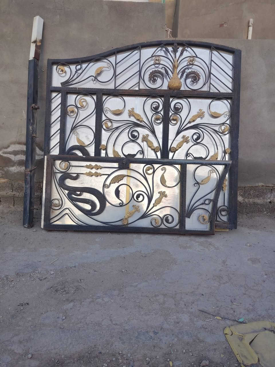 باب بيت سلايت مستخدم للبيع حديد ثقيل شغل درجه اولى السعر ٣٥٠ الف الاتصال على الرقم *********** أو *********** الدغاره
