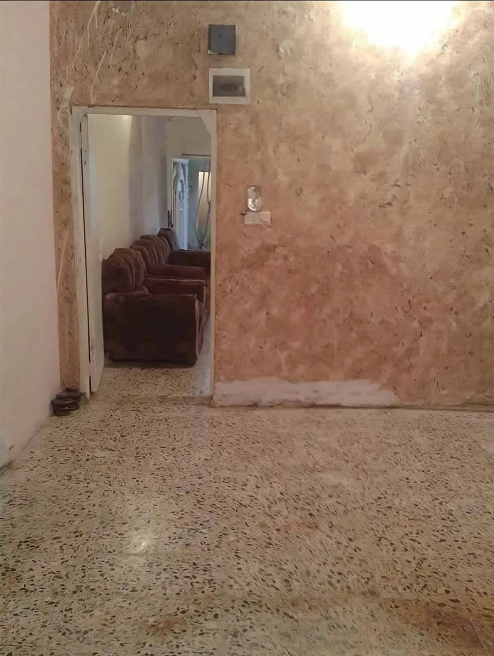 من رخصه الادمن المحترم 
السلام عليكم ورحمة الله وبركاته مشتمل ١٠٠ متر للايجار العنوان الكوت الشهداء شارع معمل المرور فرع الحسينيه يحتوي على كراج سياره هول مطبخ صحيات وغرفه وحده فوك سعر الإيجار ٢٥٠ قفل شامل الماء والكهرباء اخوان كلشي ذاكر بلمنشور وحته الصور رجاءا اقره وشوف كلشي قبل لا تتصل احترامي للجميع للاتصال ***********
