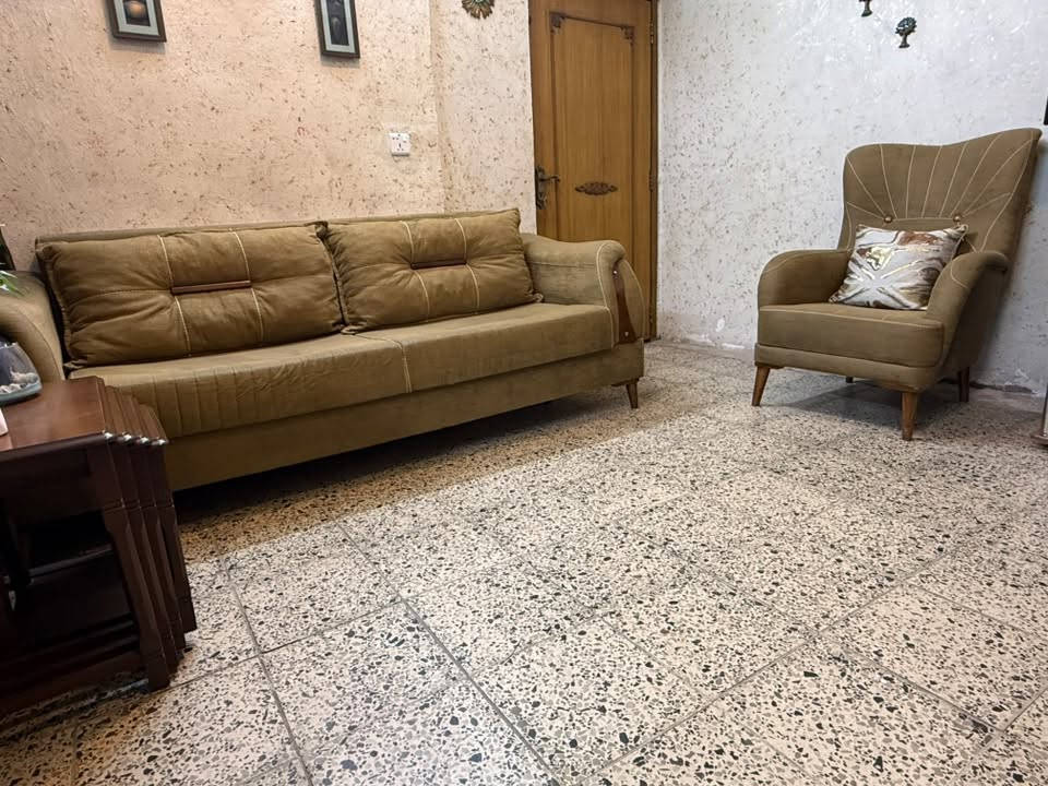 السلام عليكم يوجد تخم قنفات نظيف جداً جداً 10مقاعد عدد 2قنفات ثلاثيه وواحد ثنائيه وعدد 2كراسي للاستفسار الاتصال على الرقم ***********
يوجد وتس اب
