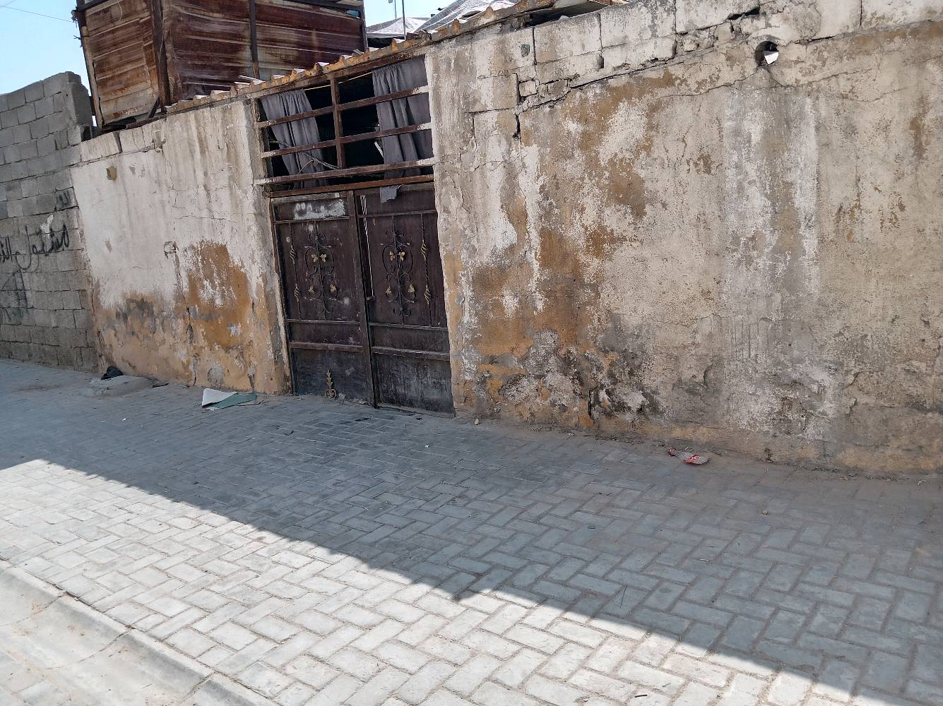 بيت البيع مساحته 80متر بي غرفتين وترك وحمام وفوك غرفه حديد مجاري موجوده ماي موجود خدمات كلشي موجود 
مكانه مدينه الصدر قطاع 80مقابيل 74 
الستفسار ***********