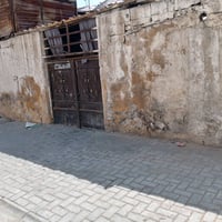 بيت البيع مساحته 80متر بي غرفتين وترك وحمام وفوك غرفه حديد مجاري موجود...