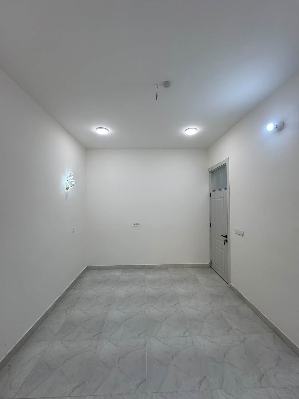 فرصة سكنية مميزة في بعقوبة 🌟📞***********📞
للبيع مشتملان حديثان (عدد 2) بتصميم عصري وموقع خدمي ممتاز.                  
 المساحة: 100 متر مربع لكل مشتمل.
 الابعاد: عرض 5 متر × نزال 20 متر.
 البناء: طابق واحد .
📌 التفاصيل والتوزيع:
 الطابق الأول: استقبال، صالة، مطبخ، غرفة نوم، وصحيات.
 الطابق الثاني: بيتونه على عرض الصاله
💡 الخدمات والمميزات:
 الخدمات: متكاملة (ماء، كهرباء، تبليط).
 الشوارع: شارع واسع بعرض 10 أمتار.
 الوثيقة: سند 25.ملك صرف
 العنوان: ديالى - بعقوبة - تقاطع القدس (دور الزراعة)،  الثالثة.

لاستفسار الرقم أو مراجعة مكتب الحمداني للعقار 

                            ☎️***********☎️

نص مكتوب في الصور:
- مكتب الحمداني