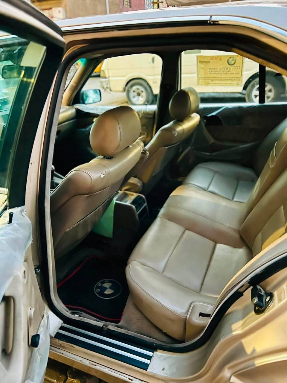 سلام عليكمBMW520 موديل 91 كير عادي السياره جاهزه من كلشي تبريد ثلج ❄️ السياره مناقصها شي مكان السياره بغداد السعر (45ورقه او مستعجل على بيعتها ) ‭***********‬
