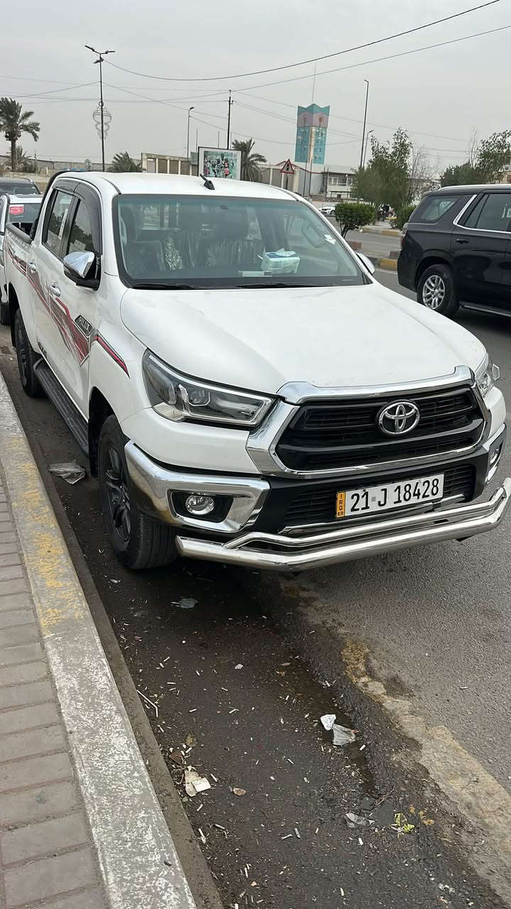 السلام عليكم Toyota Hilux￼ فول مواصفات
‏عالي
‏كير اوتماتيك
‏تحكم ذاتي
‏ كشنات تبريد
‏شحن wireless
‏مكفولة كير محرك 
‏جميع المواصفات العالية فيها
‏موديل 2023
‏ماشيا 74 ألف
‏بسمي تحويل مباشر 
سعر ٣١٠ بي مجال قليل
***********رقم الهاتف
