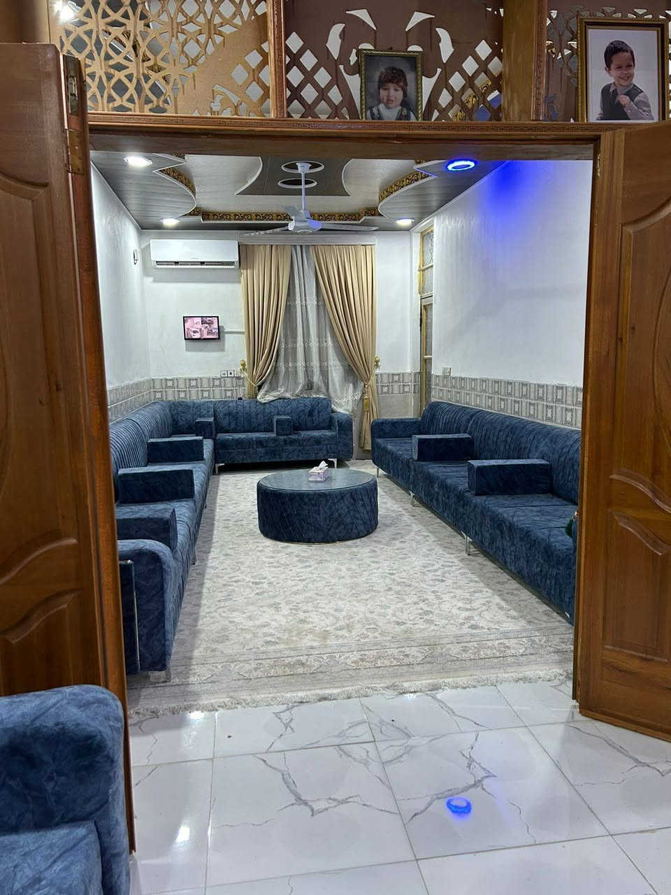 سلام عليكم شوفلي هذا البيت مساحه 150 كيك مو بيت بسعر 68 مع المجال البسيط موقع راقي
شارع الصب مقابل ملحق الغدير خط اول

بناء حديث كما موضح في الصور طابوق سقف صب اساس صب 

محتوياته غرفتين نوم صاله ستقبال مناور صحيات  طارمه 

كافة الخدمات متوفره
 طابو زراعي سند 25 قرار محكمة 
اذ عندك مقدمه فوك ال 45 تعال حلالك ولباقي تسديد شهري 
 للستفسار اكثر ☎️‏‪***********‬‏☎️ 
متوفر وتساب
