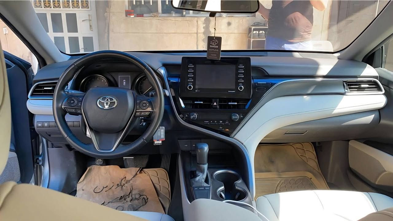 للبيع ✅✅
تويوتا كامري SE موديل 2022
✨ لون فضي لامع
✨ ممشى37 ألف فقط
🔹 شاشة كبيرة
🔹 Apple CarPlay & Android Auto
🔹 خرائط وإنترنت
🔹 كاميرا 360 درجة
🔹 Auto Hold
🔹 مقود كهربائي
🔹 شفتات خلف المقود
🔹 إشارات بالمرايا الجانبية
🔹 مقاعد جلد أبيض vip كهرباء
🔹 دركسون جلد بخياطة مميزة
🔹 تحديد مسار
🔹 نظام مانع تصادم
🔹 رادار أمامي
🔹 ABS
🔹 نظام مانع انزلاق
🔹 أوضاع قيادة (Normal - Eco - Sport)
🔹 GPS
🔹 مصابيح زينون عدسات عالي وواطي
⚙️ محرك 2500cc مرغوب ومكفول مع ناقل الحركة
📌 الملاحظة: سياره بيها بارد بالبونيد والبراكيت مبدل وطخه بلباب على وضع امريكا  سياره بدون صبغ بدون فتح وتبديل 
سيارة نظيفة جداً وجاهزة للفحص. ممشى امريكا 31 الف يعني 6000 ماشيه بغداد فقط
السعر : 190$ وبيها مجال للشراي للاستفسار الاتصال ***********

نص مكتوب في الصور:
- خدوش صبغ سمكرة تبديل الملك لفحص السيارات الحديثة بالأجهزة الحديثة الكشف عن أضرار السيارات التي تشمل: صبغ - معجون - سمكرة - تبديل نخلي كامل مسؤوليتنا بعد انتهاء تسليم التقرير اسم الزبون محمود رقم اللوحة 46482 الماركة توسان رقم التقرير SK260925-7856 النوع كامري سنة الصنع 2022 التاريخ 25/09/2026 الجانب الأيمن يوجد سمكره في المكان المحدد يوجد ضرر في البدنه و البركيت و تبديل الأمامي الجانب الأيسر يوجد سمكره في المكان المحدد يوجد ضرر في البدنه و البركيت و تبديل الأمامي الجانب الأمامي الجانب الخلفي ضرر في الباب الامامي ضرر في الباب الأمامي الجانب العلوي الملاحظات يوجد خدوش رصعات وتكحيل في الأجزه السياره أسفل السياره ضرر عواج في الدوس يوجد نكراش في الأجزه السياره لم يتم فحص البراغي و الابلاستك الحسبة ساحة وهران *********** ***********
