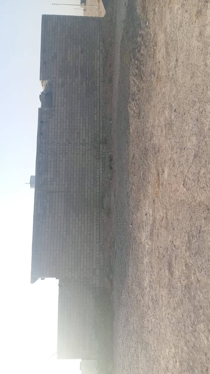 السلام عليكم يوجد هيكل للبيع مساحه الارض 200 متر  مساحه البناء 160 متر ماء كهرباء طريق 10 متر سكنية قرف عدد 2 هول مطبخ استقبال مسس ماء مجاري كهرباء أرضية صب ابواب شبابيك تكريت الفرسان زراعي سكني سعر 30 مليون وبي مجال بيع مستعجل الاتصال بنا ***********و***********
