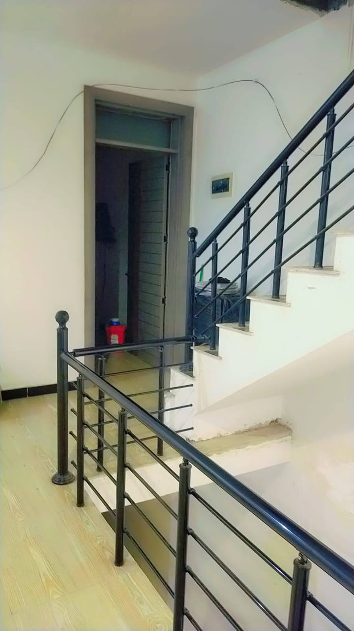 بيت للبيع ***********
مساحة بيت 156 متر بناء جديد 2025 قاطين حديقه وكراج وغرفتين نوم واستقبال وصاله ومطبخ سويت وصاله بالطابق الثاني ممكن تكون غرفه ثالثه  حمام طابق الاول وحمام سويت داخل غرفه طابق ثاني 

موقع بيت منطقه 26 بدايه سكلات مقابيل منتزة منطقه حلوة كامله خدمات بس تبليط نقص مشموله هاي سنه 

موقع بيت بظهر تجاري مقابيل منتزة قريب على شارع حشد 

بناء رفت طابوق جمهوري ابواب تركي درجه اولى وباب مدخل قاصه تركي الاصلي شبابيك المنيوم ثقيل عازل للصوت والغبار 

سعر بيع 115 وبي مجال بسيط 

نقص شتايكر وستارة وبياض بيتونه والواجهه داخل الببت كله كامل القاطين 

سعرة مناسب جدا
