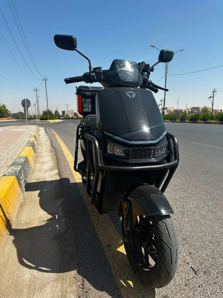 اعادة نشر دراجة yadia gt60 للبيع

*بيها ثلاثة نمر (نمرة الAوTTFar وSport الي تنطيك اقصي قوة الدراجة)

*دراجة تمشيك ٦٥ الى ٧٥ كيلو بالشحنة الوحدة 

*سرعة الدراجة ٦٥ حقيقي

*الدراجة بيها نسختين هاي النسخة تجي بيها درع وتكون اغلى 

*منفذ usb

*بيها ستاندين وسطي وجانبي للوصول السريع 

 *٦بطاريات كرافين قريبة من الليثيوم 

*شاشة تعرض بيها نسبة الشحن والبطارية وttfar 

وتعرضلك المسافة الي تمشيها بدقة عالية كل ما تفر السويج

*الدراجة تشحن نفسها من تعوف السكريته

*بيها بصمة تشغيل ع بعد ٧امتار 

*بيها تطبيق اذا لاسامح الله ظيعت السويج وتكدر تخصصها من ناحية الصوت وحساس السرقة او اذا عصت بطريق تكدر تخلي التاير الورا من خلال التطبيق تفتر يمين ويسار وبعد اكو مميزات بالتطبيق بس مااعرف لشنو يستخدمونهن 

*الدراجة مالتي اني اشتريتها من الوكيل وماوكفتني بطريق وبعدها بالضمان ماشية ٣٠٠٠ كيلو حقيقي 

*يجي معاها الشاحنة الاصلية مالها من تشوف وزنها تعرف جودة هاي الدراجة

*يجي معاها صندوك مبطن وبي جيوب لمستلزماتكوالصندوك بي قفل 

*يجي معاها حامل اكوان وستاند موبايل

*يجي معاها خوذة الدراجة الاصلية مامستخدمة بعدها بالنايلون 

*حجم التايرات :امامي ١٢ خلفي ١٠ وبيها دسكات خلفي وامامي 

*الدراجة تسحب كهرب من تشحنها امبير واحد او اقل وتحتاج ٦ الى ٧ ساعات حتى تشحن 

*نظام شحنها ذكي من٢٠ الى ٥٠ بالمية تشحن بسرعة من ٥٠الى ٧٥ تحتاج وقت اكثر ومن ٧٥ الى ١٠٠ تحتاج وقت اكثر من الي قبل

*سعر الدراجة ٩٧٥ الف بس وبي مجال للشراي 

سبب البيع محتاج فلوسها

مكاني موصل الجانب الايسر
للتواصل والاستفسار اكثر***********
