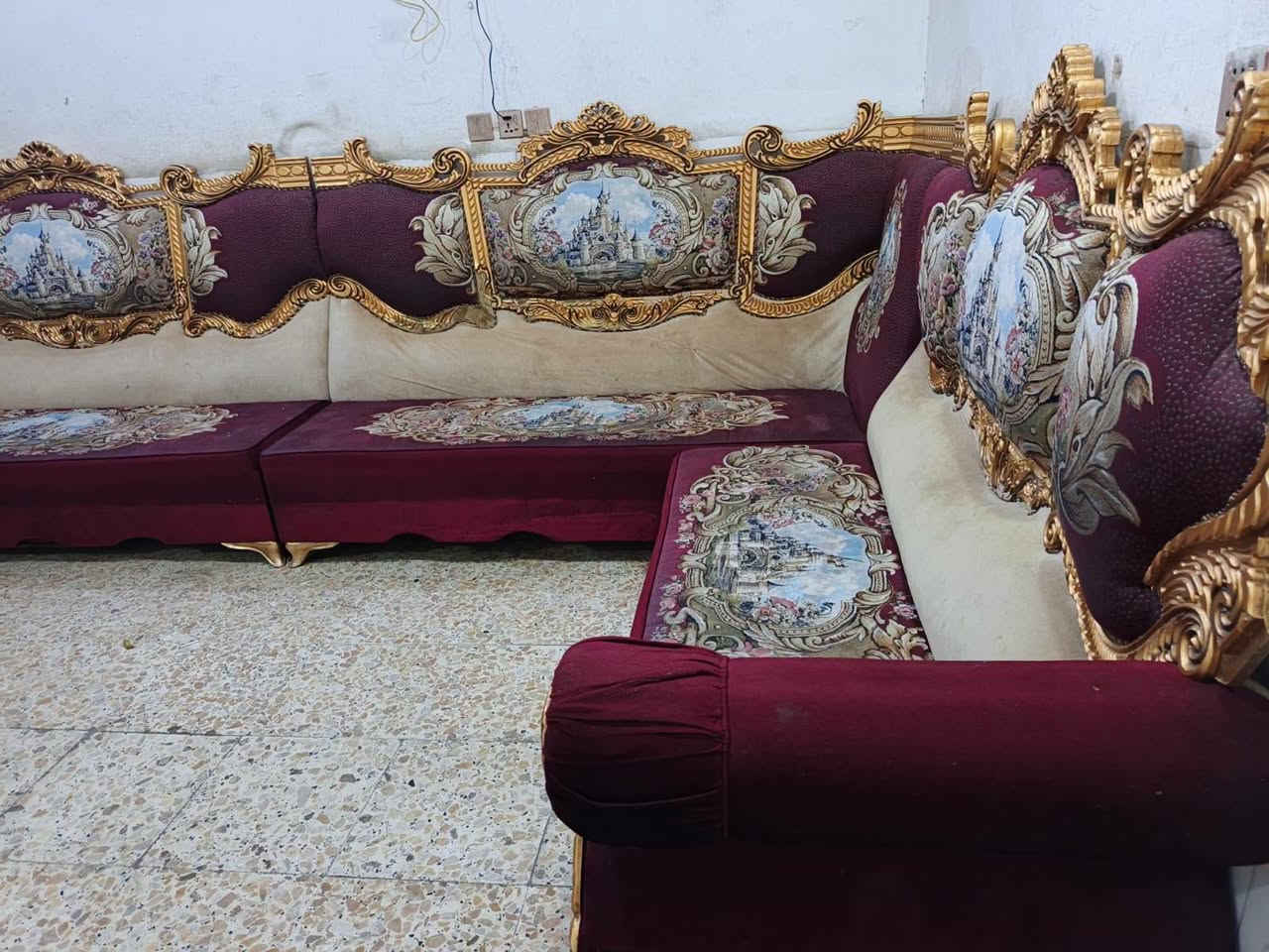ديوان ملكي تكمه نظيف جدا 12مقعد ب300الف وبي مجال المكان الوشاش *********** يوجد توصيل بكروة يوجد واتس اب
