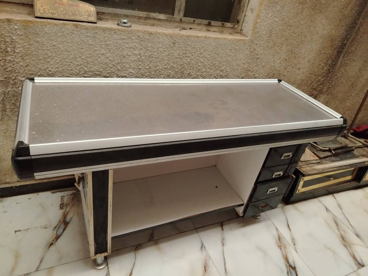ميز مبيعات
الطول مترين 
العرض نصف متر 
, ***********
