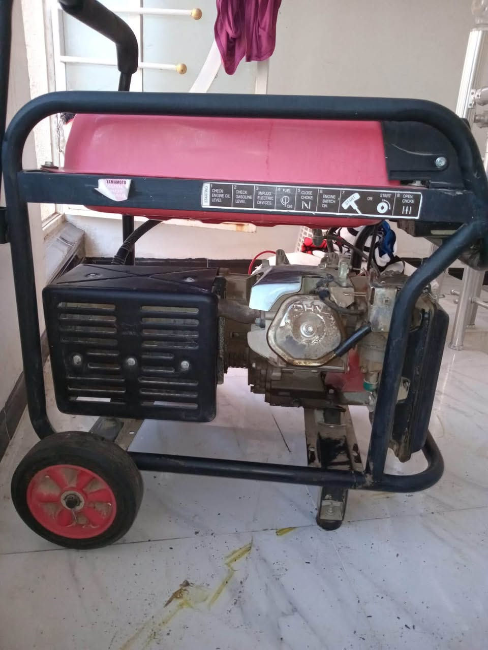 مولدة ياماموتو بنزين (7.5 KVA) للبيع، بحالة ممتازة وشبه جديدة.المواصفات الفنية:الماركة: Yamamoto Taihai (ياماموتو الأصلي).الموديل: GMG10000DE (لوحة ذهبية).القدرة القصوى (Peak Power): 7.5 KVA (كيلو فولت أمبير).القدرة المستمرة (Rated Power): 6.0 KW (كيلو واط).التيار الكهربائي: تعطي حوالي 30 أمبير صافي حمل.الجهد (Volt): 220 فولت (تردد 50 هرتز).قوة المحرك: محرك عملاق بقوة 16 حصان (مديل GM420A) يتميز بالعزم العالي والكفاءة الاقتصادية.نظام التشغيل: نظام تشغيل مزدوج (سلف يدوي بالسوِتش + هندل حبل للظروف الطارئة).لوحة التحكم وعناصر الأمان:شاشة ديجيتال (Volt Meter) لقراءة الجهد والتردد وساعات العمل.جوزة أمان (Circuit Breaker) لحماية المولد من التحميل الزائد.منفذ شحن DC للبطاريات (12 فولت / 8.3 أمبير).خروج كهرباء (AC) يحتوي على مأخذين (مأخذ اعتيادي أزرق + مأخذ صناعي ضخم مغطى للحماية).ملاحظات إضافية يمكنك إضافتها بحسب حالة جهازك:ملف المولد نحاس 100% لضمان تحمل العمل الشاق والحرارة العالية.خزان وقود كبير واقتصادي في استهلاك البنزين.المولد يحتوي على إطار حديدي متين للحماية وسهولة النقل.

للاستفسار على هذه رقم  ***********
