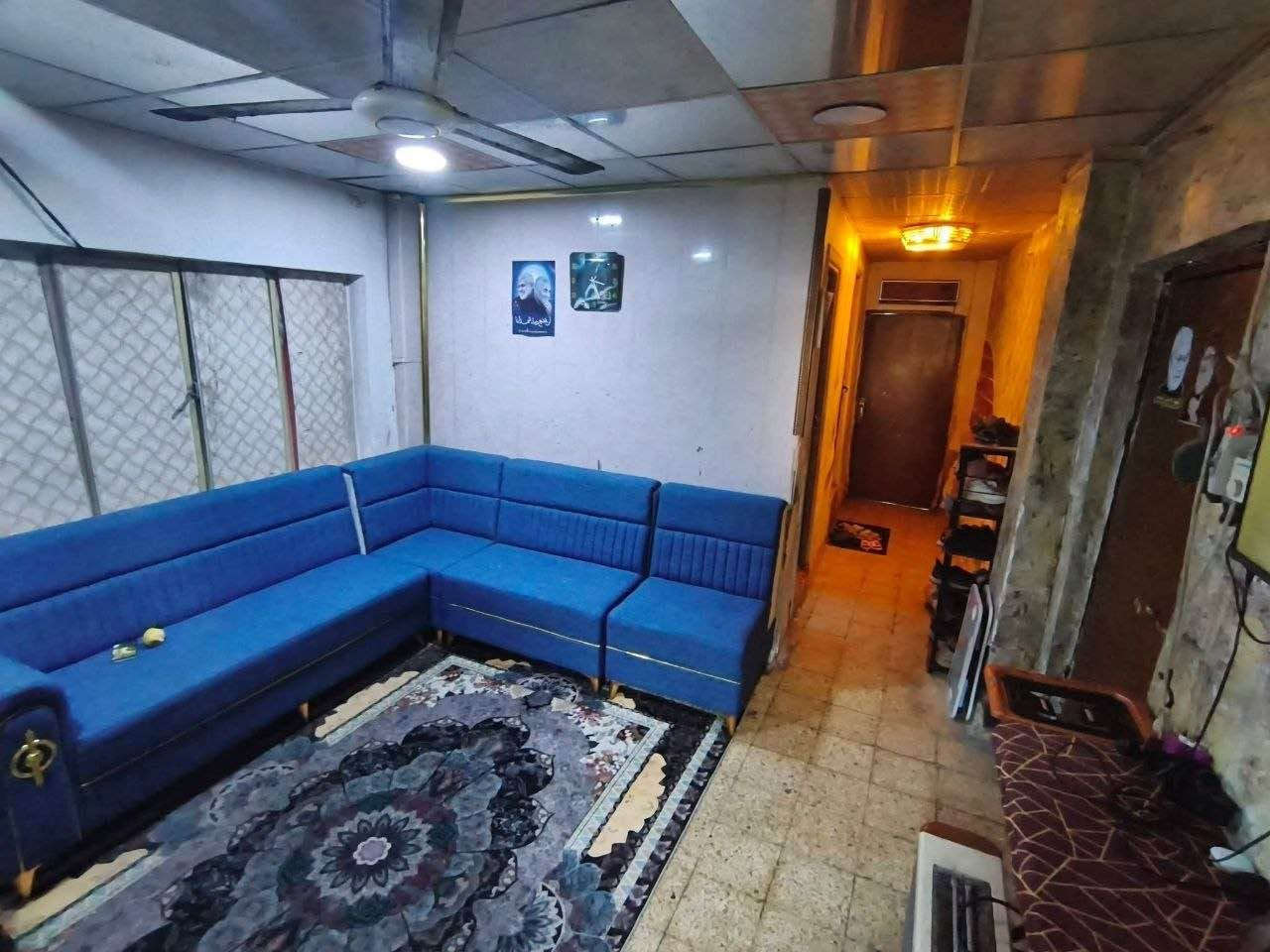 رجاءا  مو شراي لاتراسل  وإذا تدور بمكان حديث عندك شقق المجمعات السكنية وروح اشتري بيهه ،شقة للبيع وقف سني ثاني بناية عن الشارع العام شارع الاستقلال موقع متميز  تصلح مكتب أو سكن طابق ثاني من بناية  بناء الثمانينات  تحتوي على غرفتين وصالة وصحيات مشتركة ومطبخ صغير وبلكونة يمكن تحويلها الى درج خارجي خاص معزول  بالشقة  الشقة ايجارها الشهري 80 الف يتحول وصلها الاصلي بسمك في الوقف مكانها في العشار حي الزهور شارع الاستقلال قرب المصرف الاسلامي الجهة المقابلة لبريهه سوق عبدالله بن علي  بظهرك والمستوصف خلفها والمدارس  100 م عنها كل شي قريب عليك وجيرانك ناس ذهب وعوائل محترمة  مع العلم كانت مؤجرة ب400 الف  وتسلم الشقة خلال 10 ايام تفرغ سعر الشقة مع تصفير ديونها 45 مليون من دون تصفية الديون 35 مليون  وبيه مجال والشراي يتصل *********** البصرة, العراق
